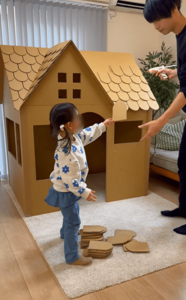 屋根の瓦を貼り付ける工程（＠kuronushi_さんより提供）