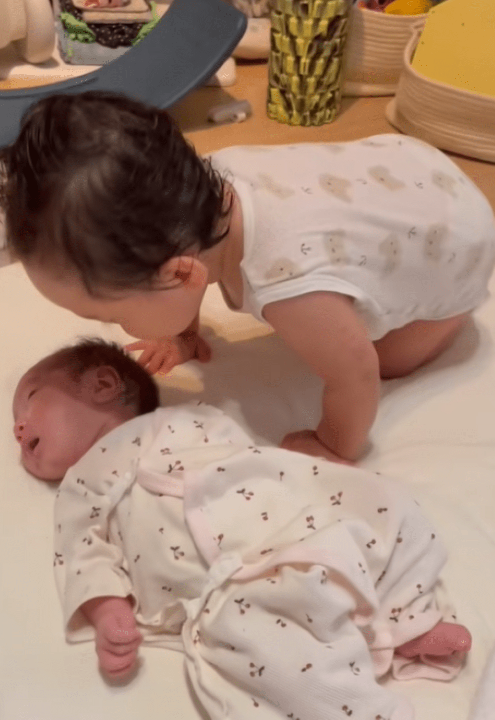 生後1ヶ月の妹に寄り添う1歳兄。しかし…それから2年経った現在の様子が話題に