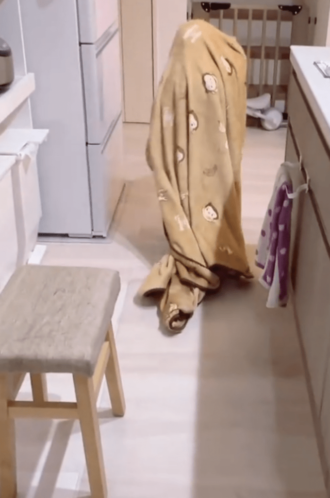 【実際の写真】ドーナツを食べたい娘さんが取ったまさかの行動