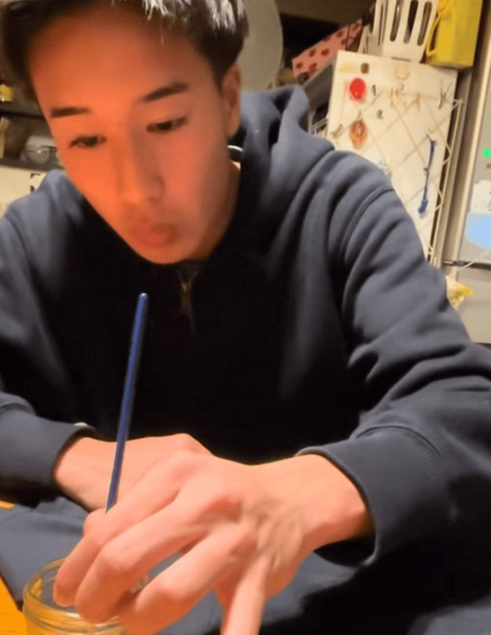 高2弟が漂白剤を使って服に絵を描いた結果…その出来栄えに「天才？」「流石にこれはうまい」