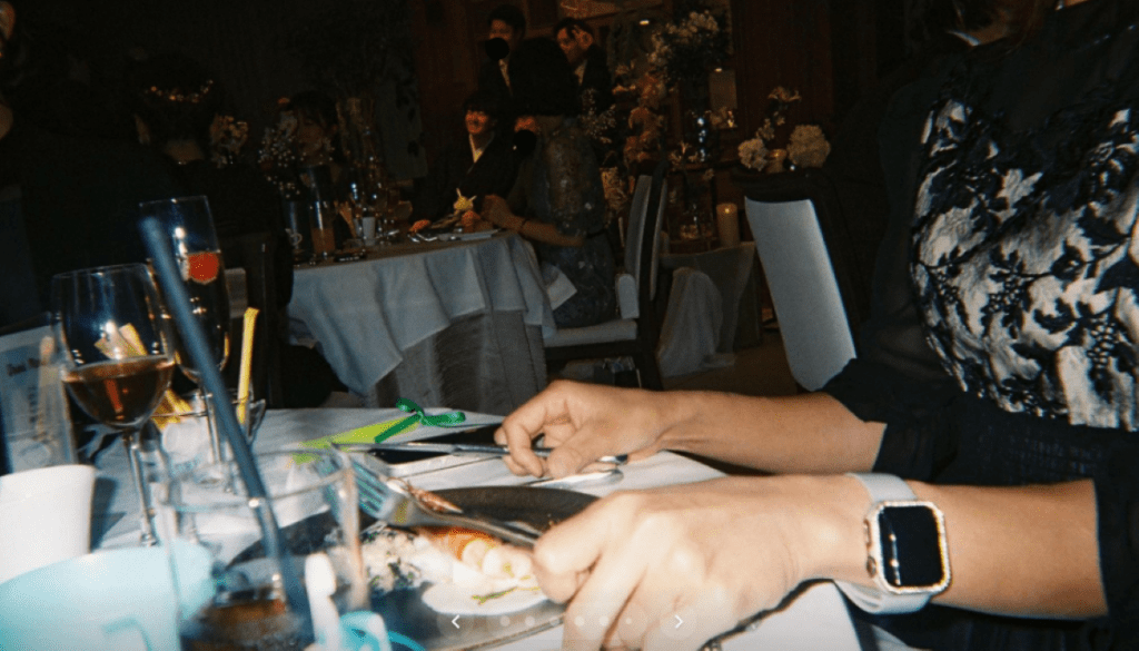 奥にいる新郎を撮影（＠cocco038さんより提供）