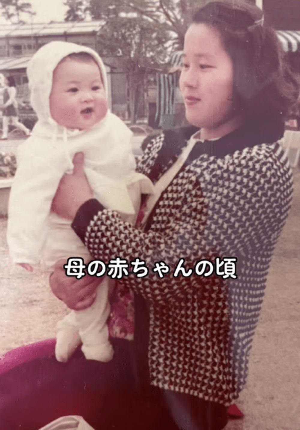 赤ちゃんだった頃の写真を見つけたママ。生後6ヶ月娘と撮った写真を並べた結果…「そっくり笑笑」「完全にシンクロ」