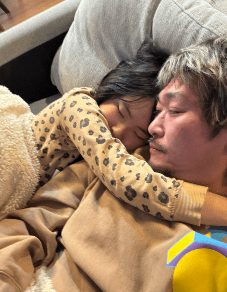 今でもパパさんの隣が定位置（@yamashinguruさんより提供）