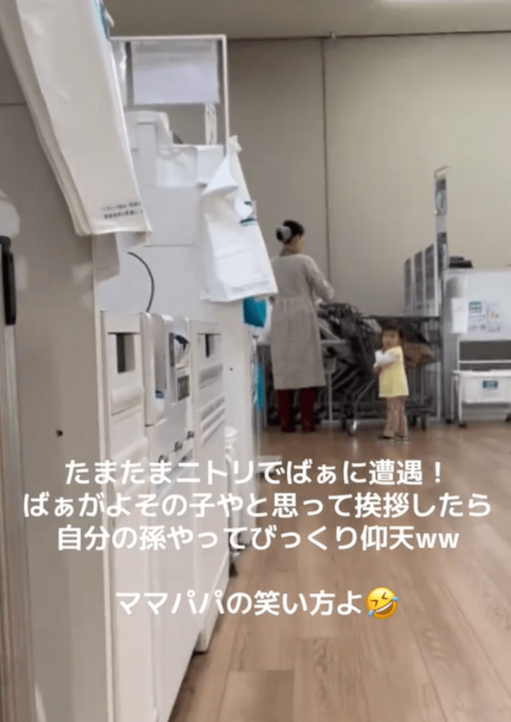 こちらをチラ見する娘さん（＠utachanpapaさんより提供）