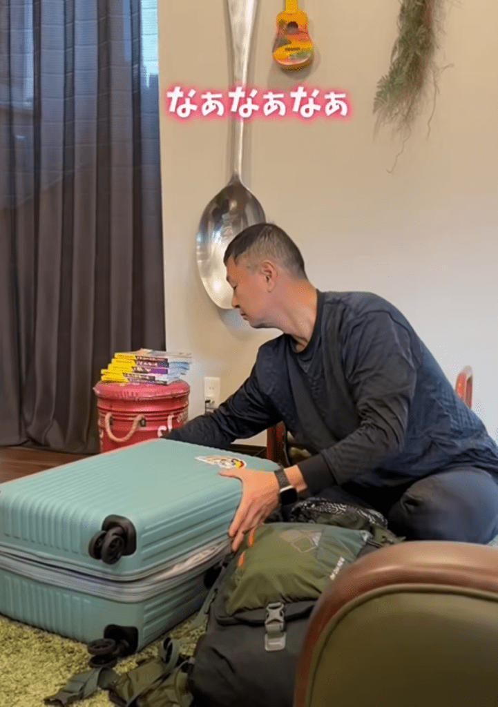 荷造り中のパパさん（まつりんち(@warotta_official)さんより提供）