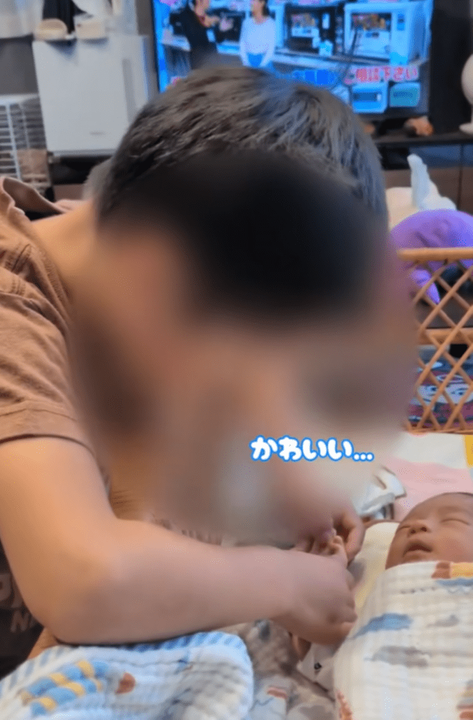 弟くんの手を握る様子（＠mi___825さんより提供）