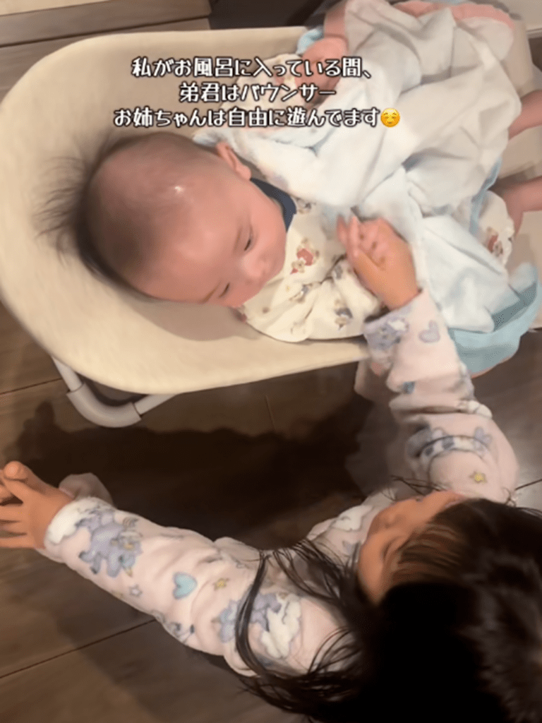 手をつないで見つめ合う2人（@sisbro_babyさんより提供）