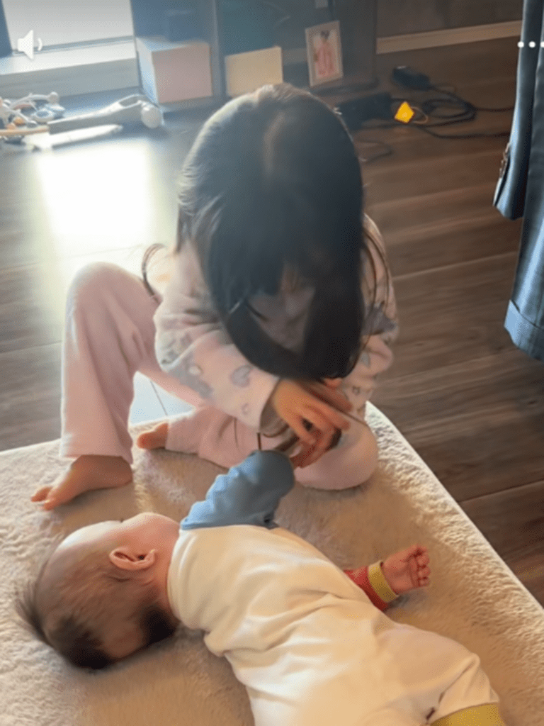 髪の毛を掴ませたり…（@sisbro_babyさんより提供）