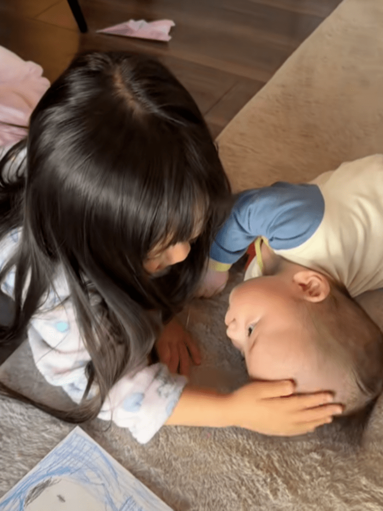 優しく頭をナデナデ（@sisbro_babyさんより提供）