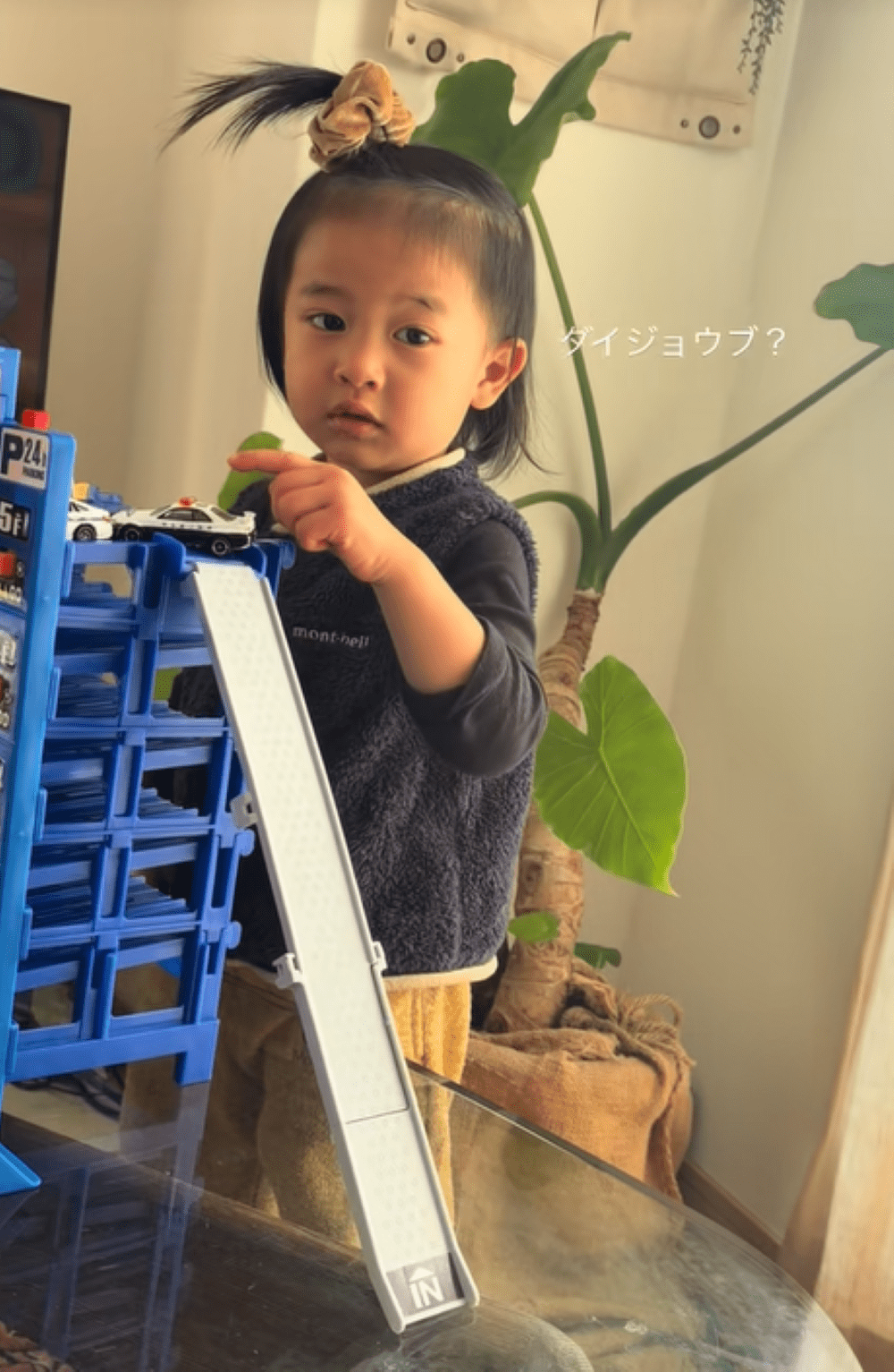 2歳息子と遊んでいると…折り紙で指を切ったママ「痛っ」しかし直後、息子が取った行動に「素敵な彼氏」「可愛いが渋滞」