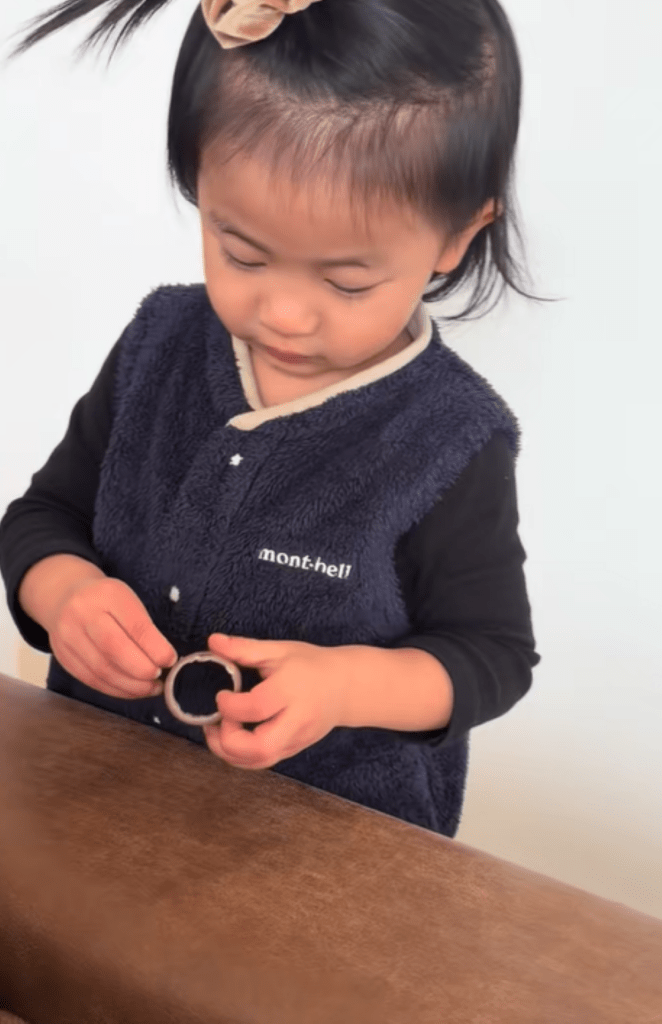 剥がそうとしてくれる（＠toi_familyさんより提供）