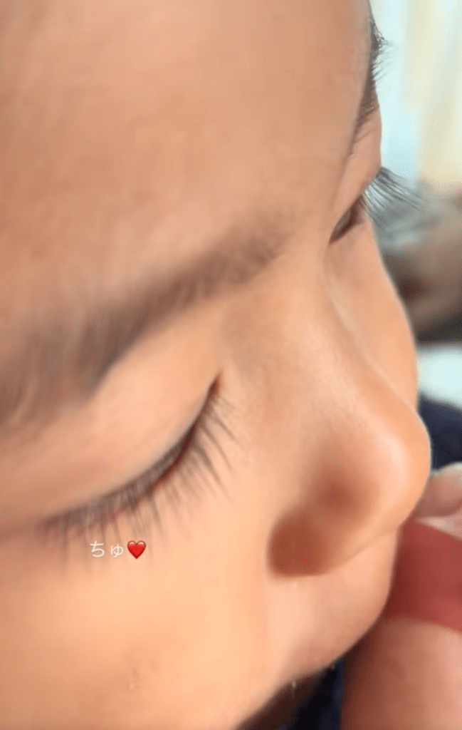 キスをしてくれる息子さん（＠toi_familyさんより提供）