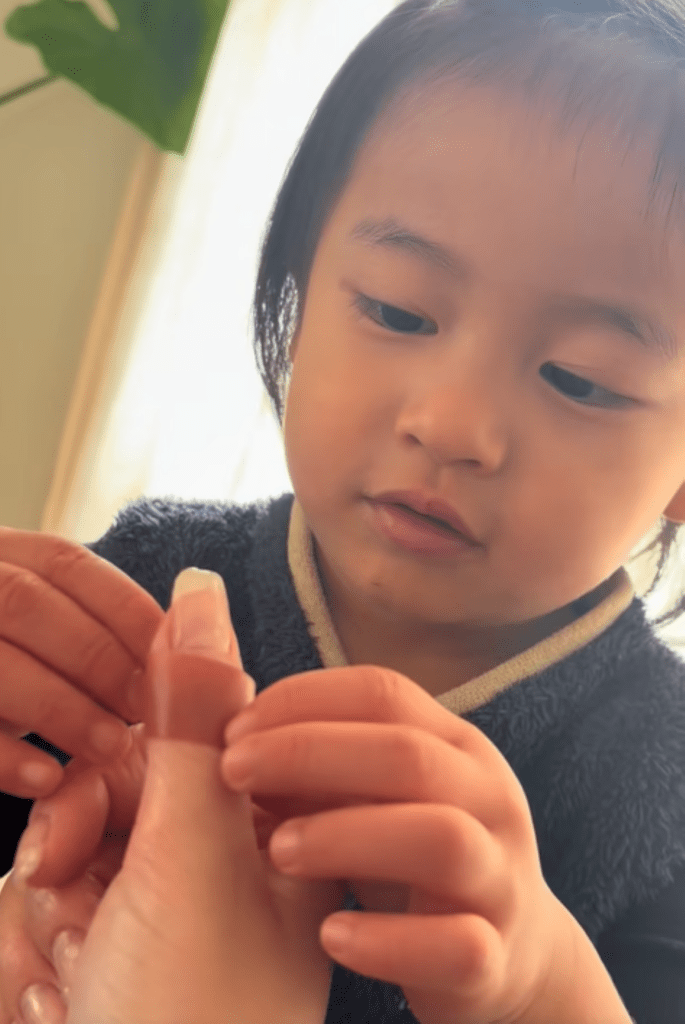 貼ったテープを確認（＠toi_familyさんより提供）