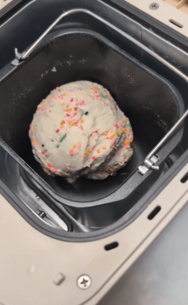 生地を撹拌中（＠okakarichoさんより提供）