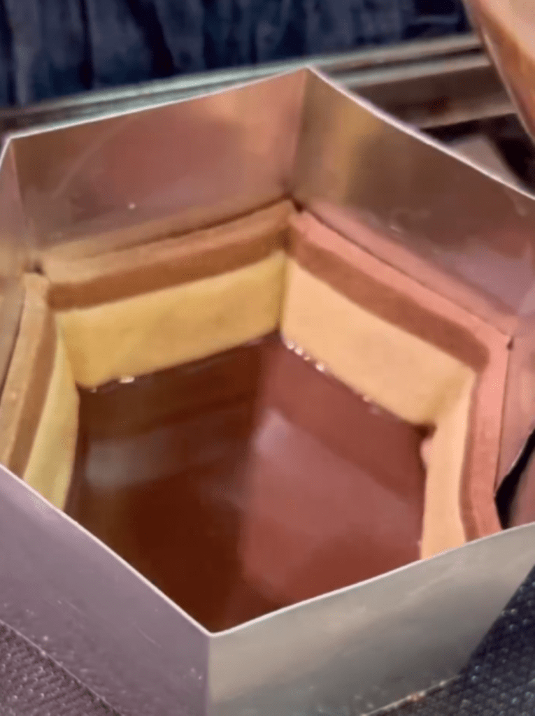 チョコを流し込む（＠lunalunakitchenさんより提供）