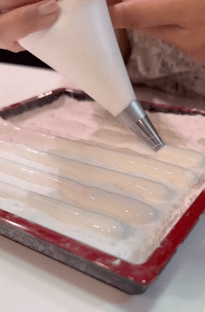 マシュマロを絞り袋で形成（＠lunalunakitchenさんより提供）