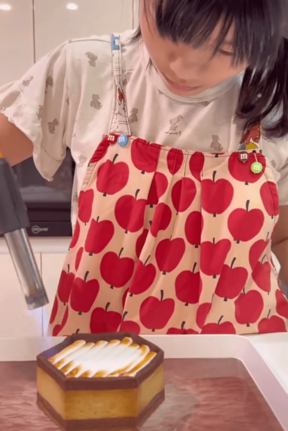 「凄すぎて泣いた」中1女子が作った“結婚祝い”のケーキ。そのクオリティに…「プロかと思ったら13歳!?」「年齢詐称」