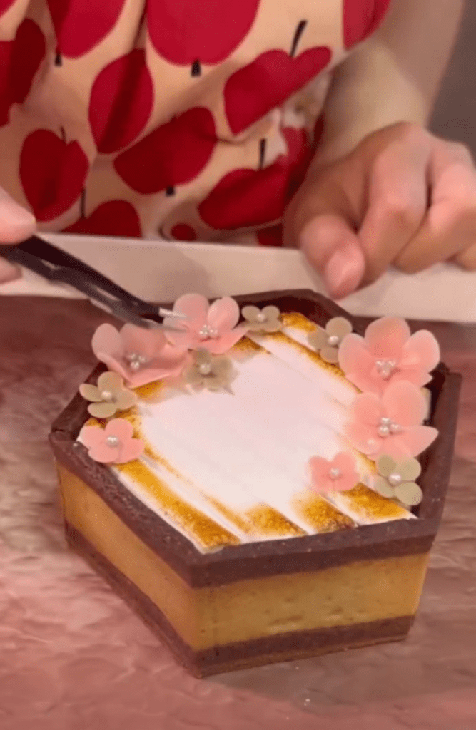 チョコで作った花びら（＠lunalunakitchenさんより提供）