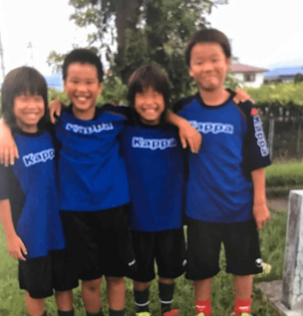 小学4年生のときに撮影された4人のサッカー少年　10年後、成人式で再び集まった光景に「双子2組！？」「イケてる」「なんか平成」