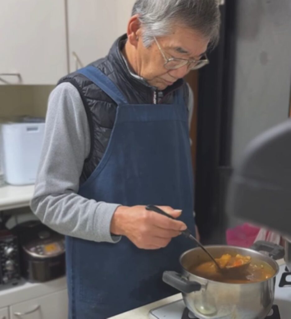 カレーの仕上げ（＠ayako.kosuge.officialさんより提供）