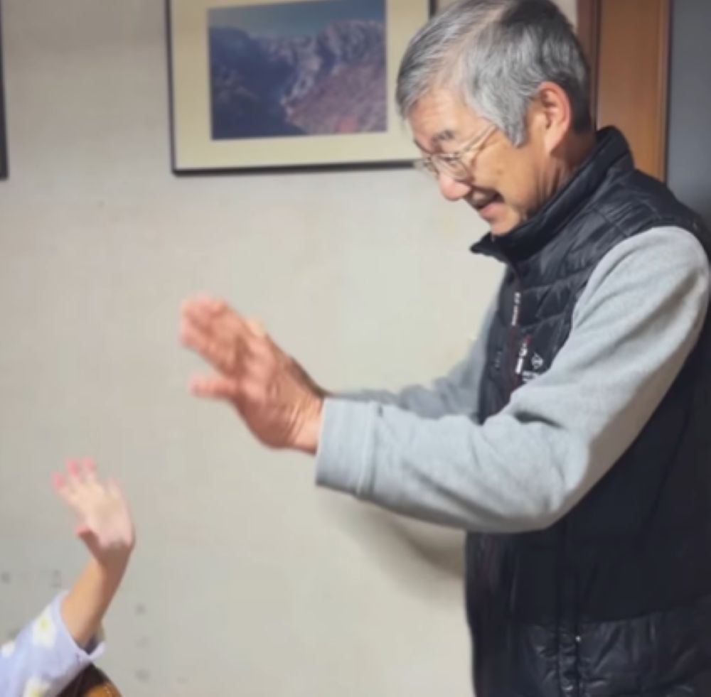 おやすみのタッチ（＠ayako.kosuge.officialさんより提供）