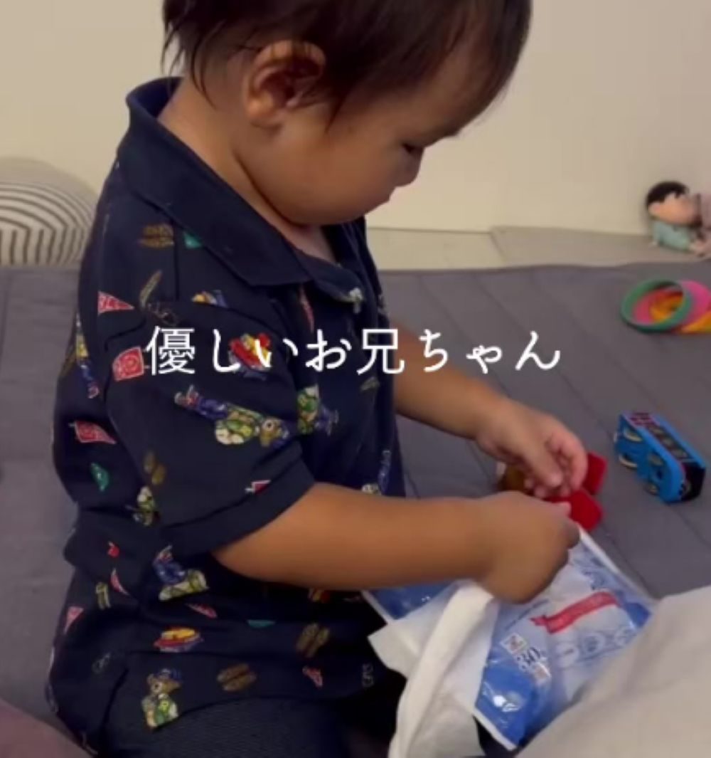 ウェットシートを探し出し1枚取り出した2歳の息子。しかし直後、向かったまさかの場所に…「表情がプロww」「愛されてるのがわかる」