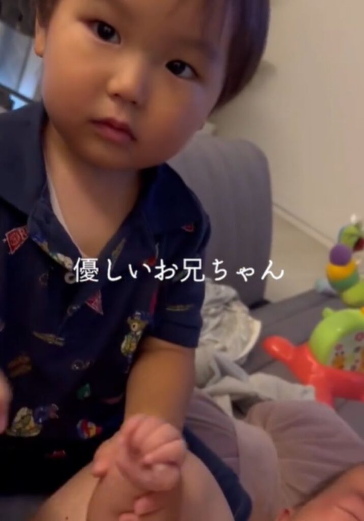 手を握るお兄ちゃん（＠rrigr1さんより提供）