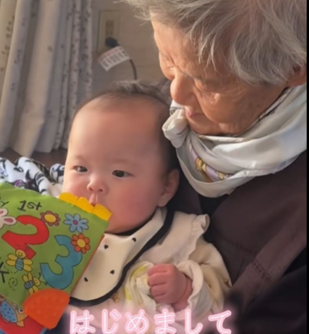 初めて孫を抱っこする93歳のばあば。しかし…2人の間に起きた奇跡に「運命の2人ですね」「めちゃくちゃソックリ！」