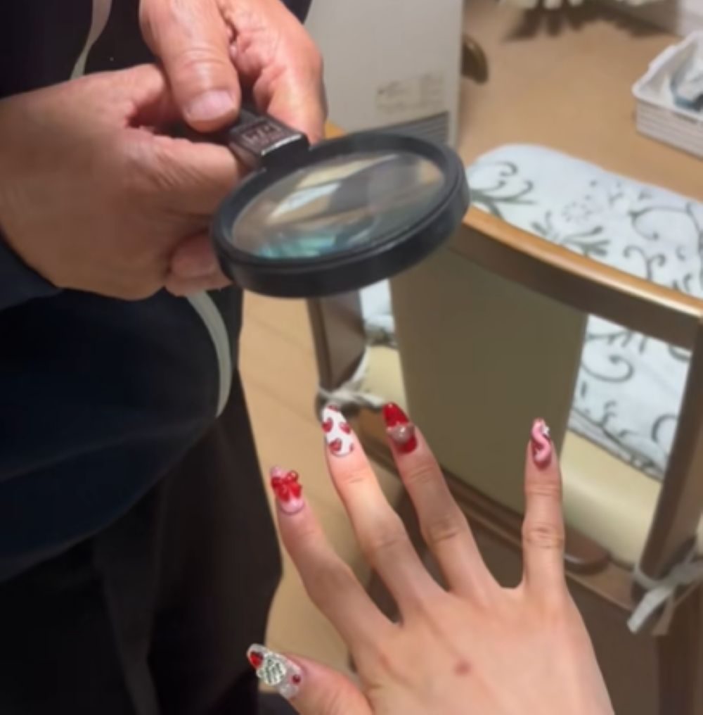 おじいちゃんにネイルを見せると…（＠nya__nanyaさんより提供）