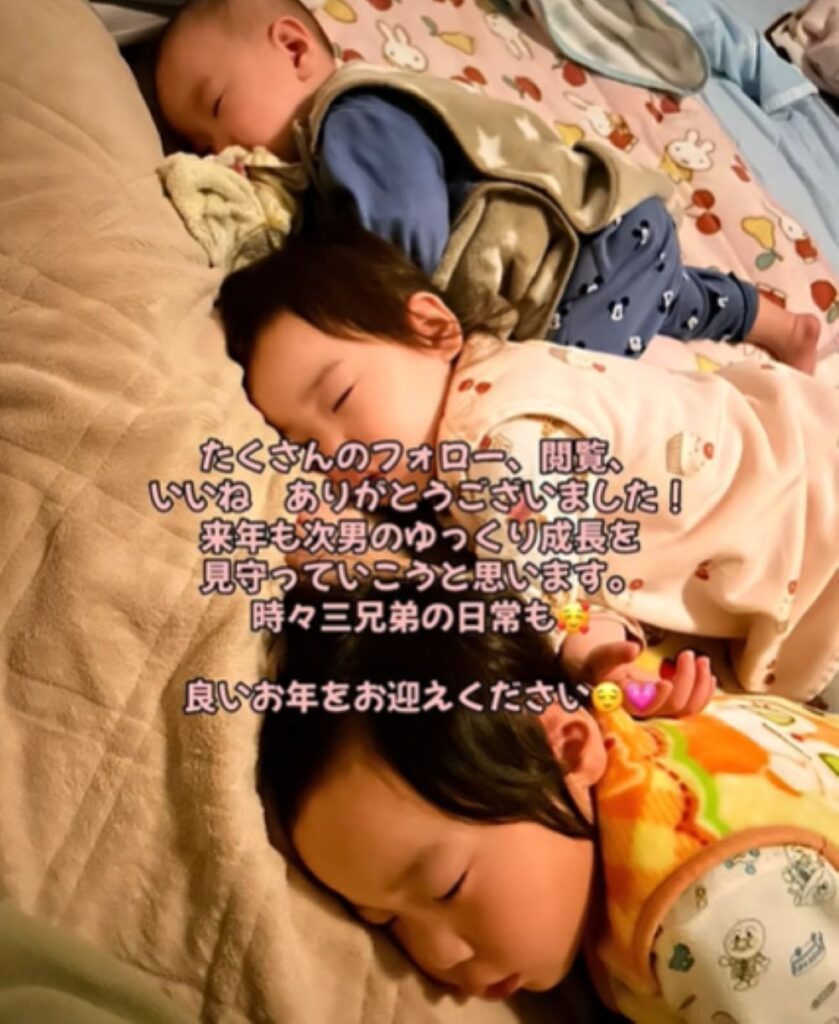 眠る3人のお子さん（＠pikasakutoraさんより提供）