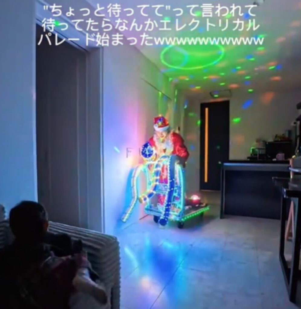 サンタの格好で登場（＠umi_kotetsuさんより提供）