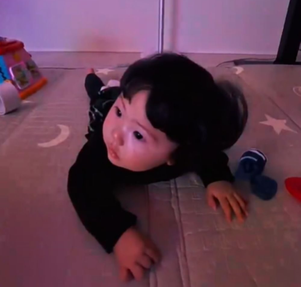 驚いた表情の娘さん（＠umi_kotetsuさんより提供）