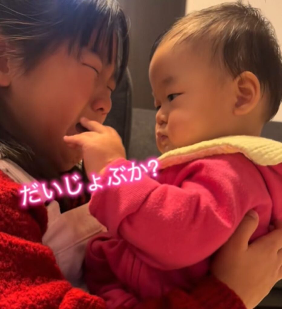 なぐさめているような妹さん（＠shopidesuさんより提供）