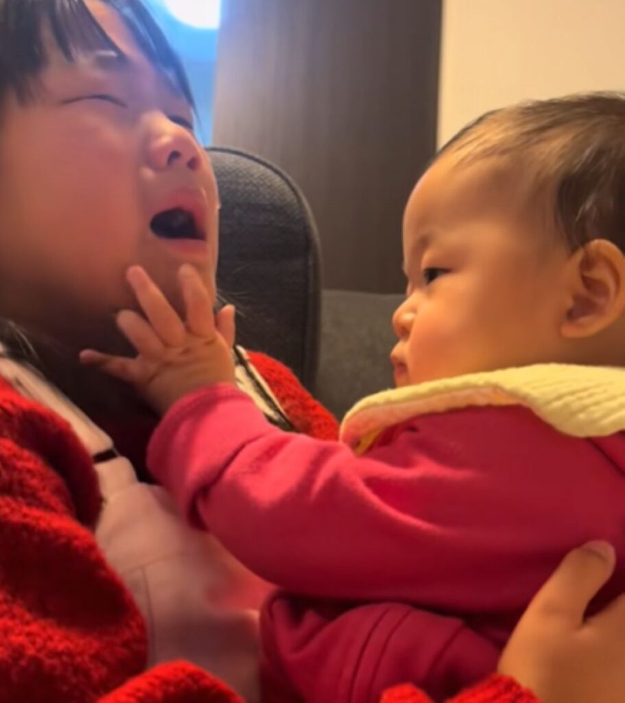 【実際の写真】泣いているお姉ちゃんに対する妹さんの行動
