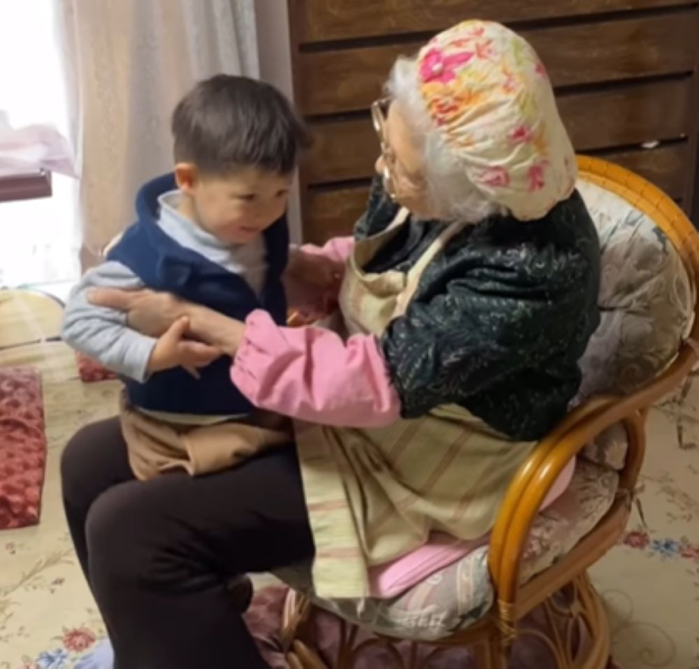 嬉しそうに抱っこするおばあちゃん（＠sekaino_asamaruさんより提供）