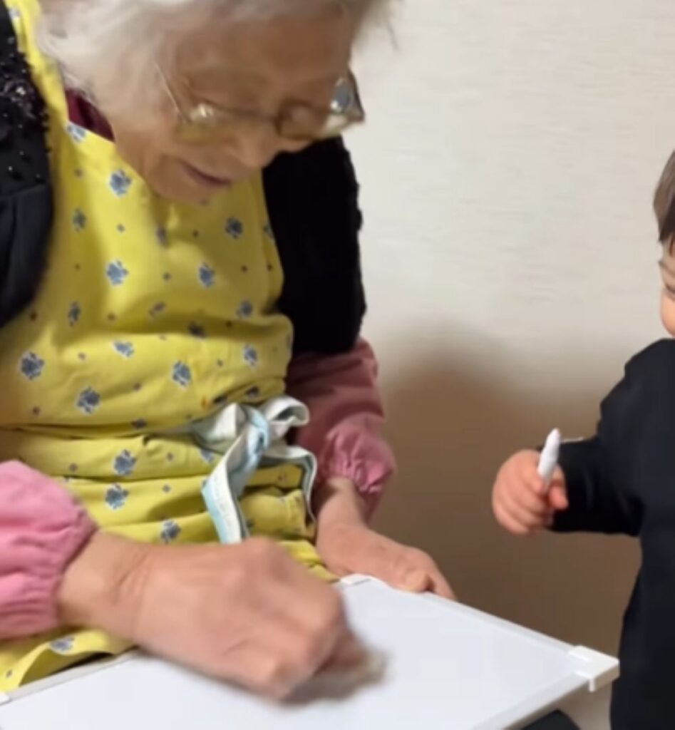 一緒に遊ぶおばあちゃん（＠sekaino_asamaruさんより提供）