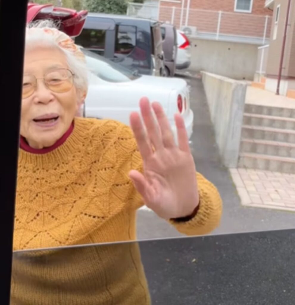 手を振るおばあちゃん（＠sekaino_asamaruさんより提供）