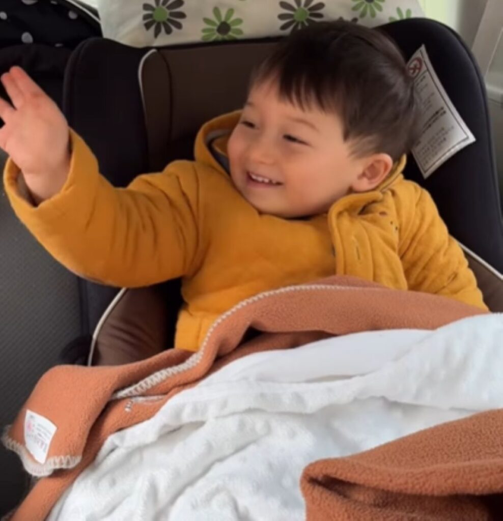 手を振る息子さん（＠sekaino_asamaruさんより提供）