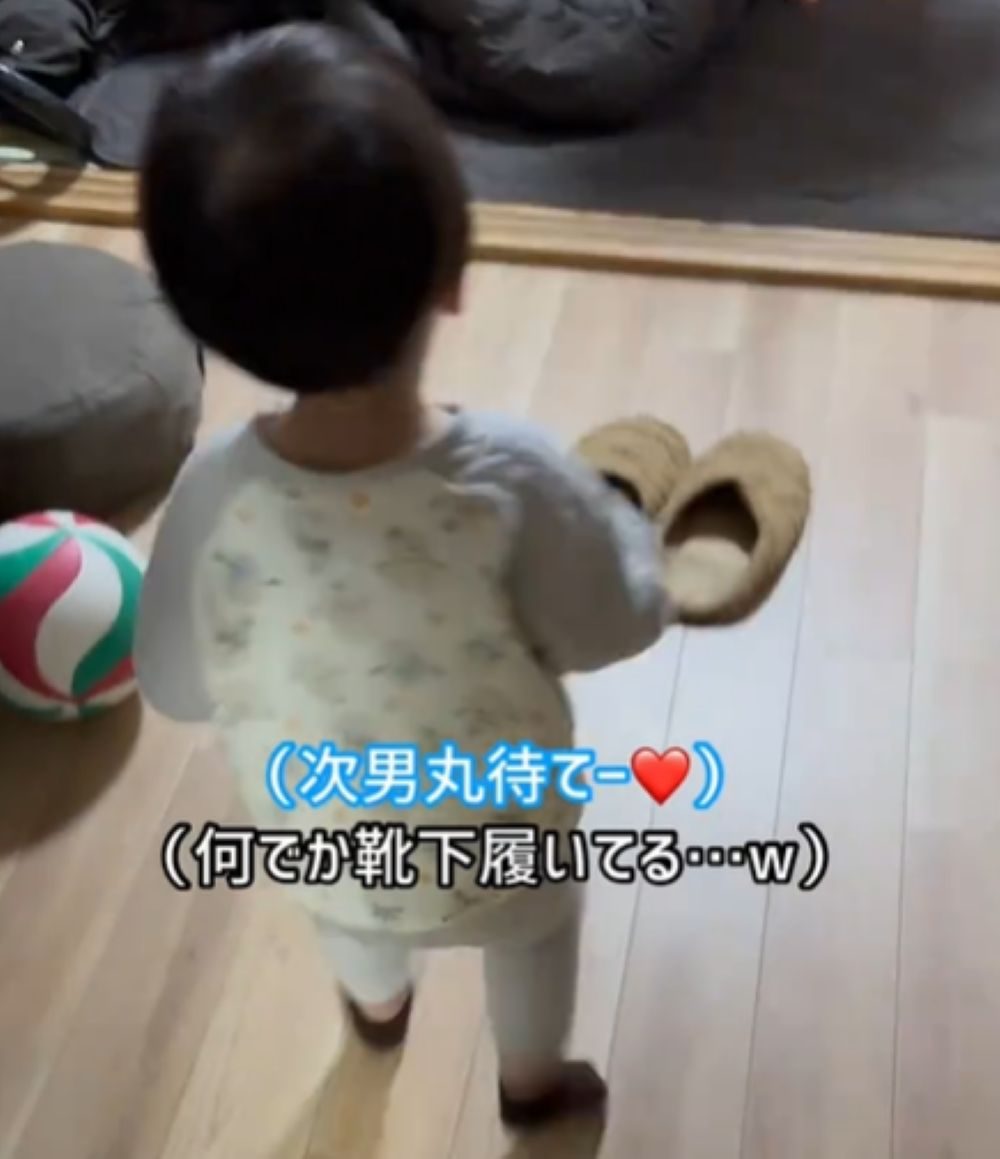 9歳兄のことが大好きすぎる1歳半弟 その様子に「お兄ちゃん愛強い」「私の最近の癒し」