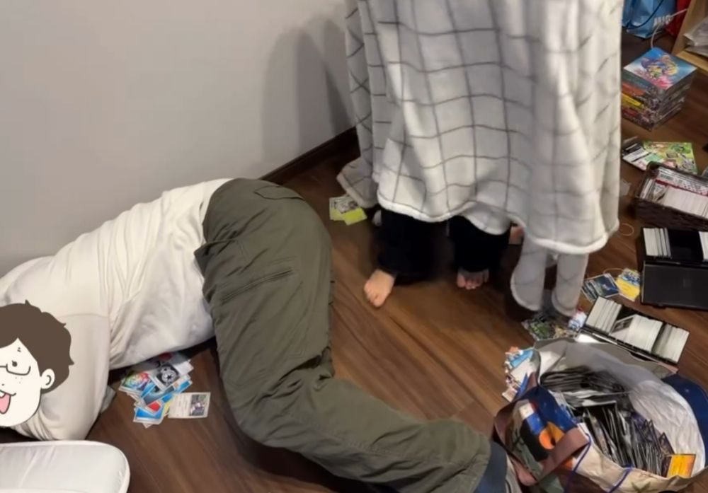 布団をかける息子さん①（＠jeeeeeeeekoさんより提供）