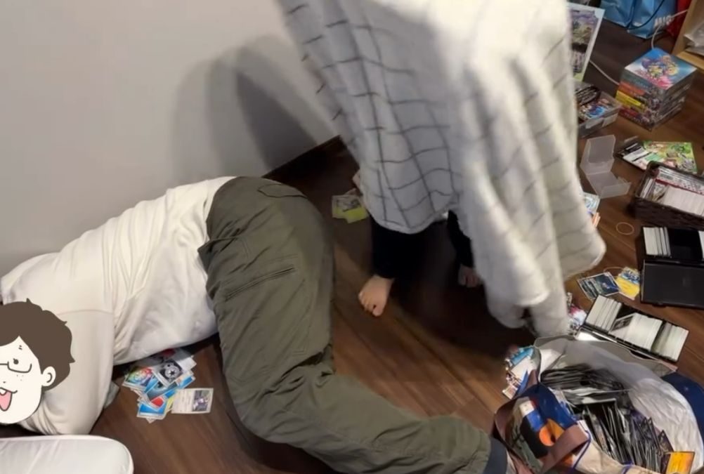 布団をかける息子さん②（＠jeeeeeeeekoさんより提供）
