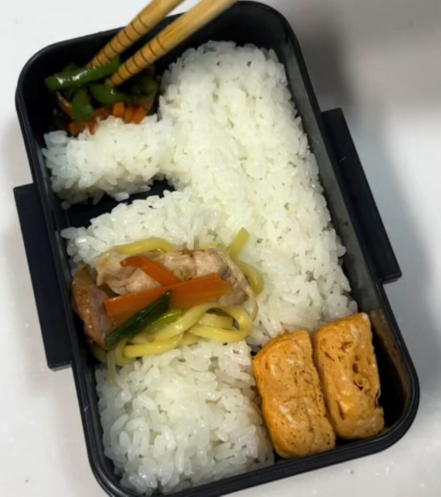 ピーマンと人参のきんぴらで野菜もしっかり（＠chanhi.obentoさんより提供）