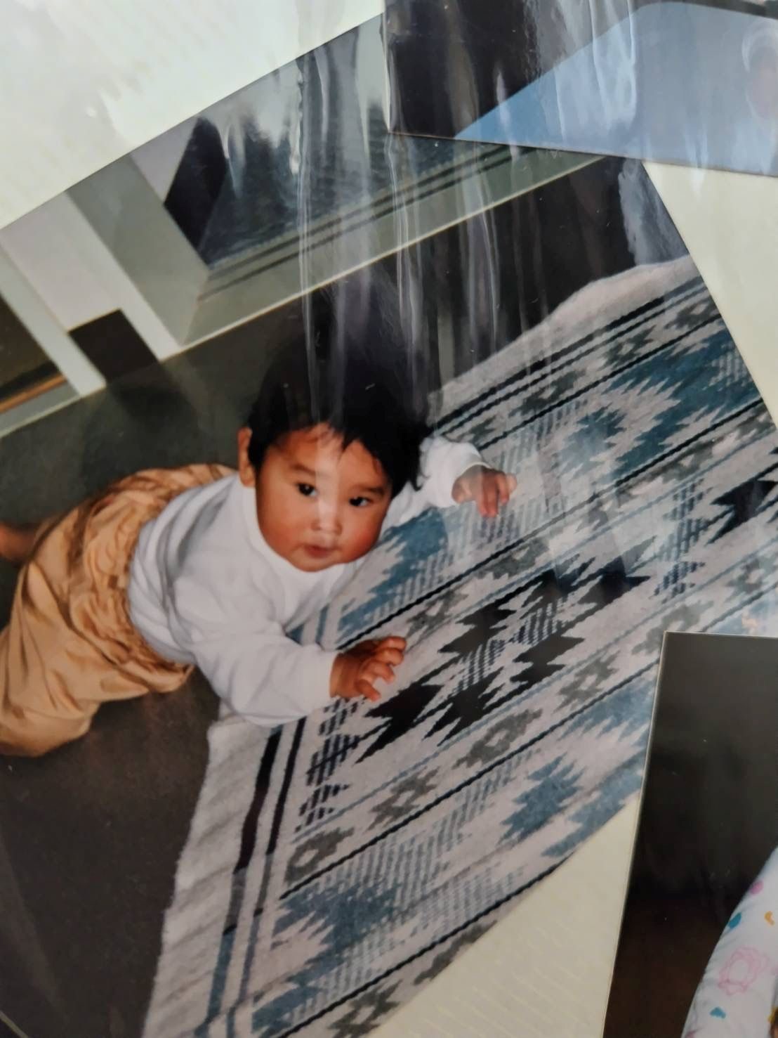 パパの幼少期と似ている0歳娘　写真を見比べてみた結果「遺伝子というか完コピ」「ハンコで押したくらいそっくり親子」