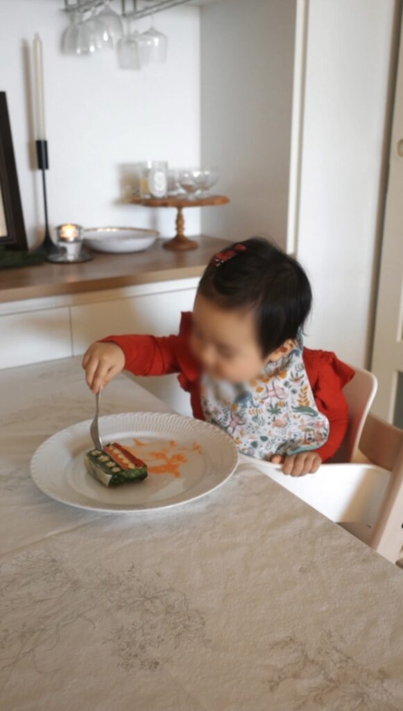 野菜のテリーヌをお行儀よくパクリ（@yakoclassyさんより提供）