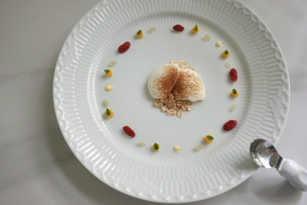 クコの実と季節の果物のヨーグルトデザート（@yakoclassyさんより提供）