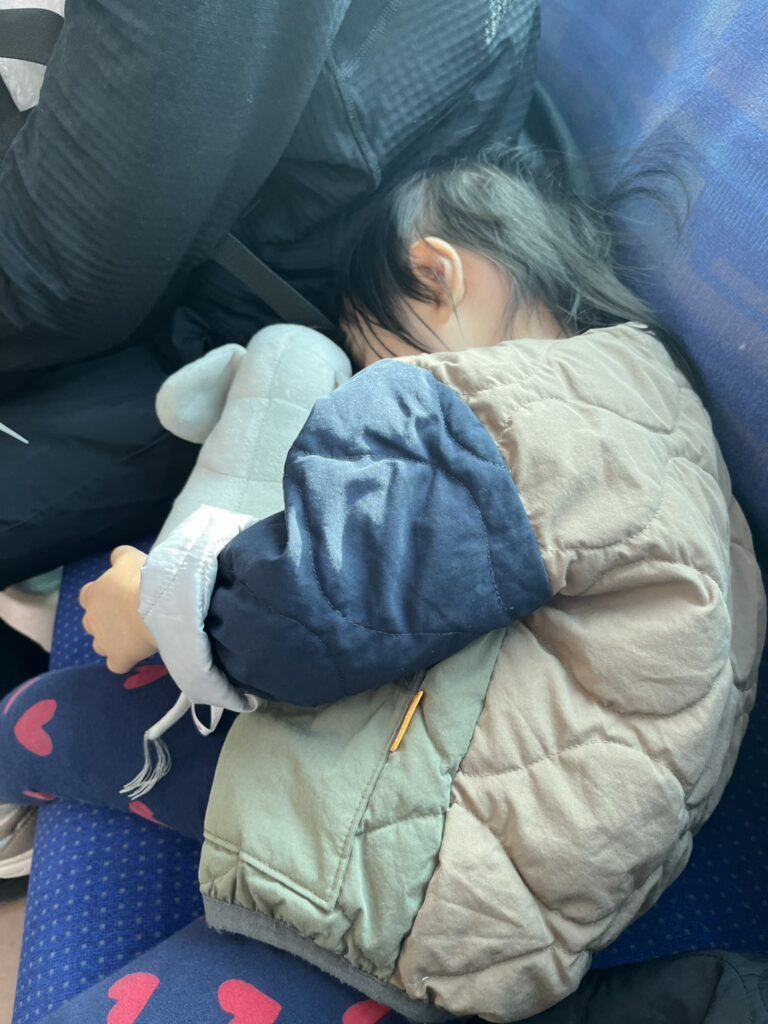 ぐっすり眠る娘さん（＠0.hana87さんより提供）