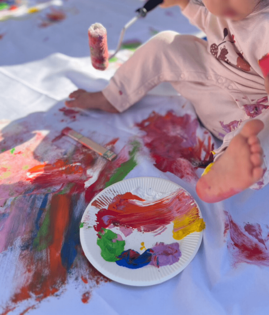 インクで遊ぶ娘さん（＠0.hana87さんより提供）