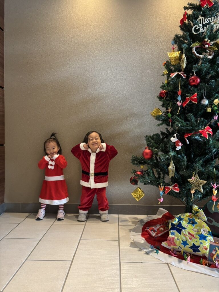 サンタになった兄妹（＠naima.channel3さんより提供）