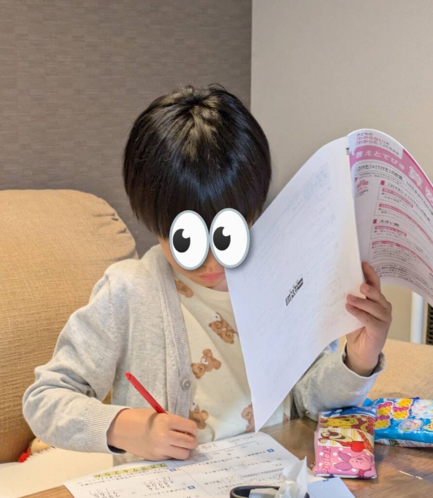 宿題をする様子（＠ka_zu_ho_1220さんより提供）