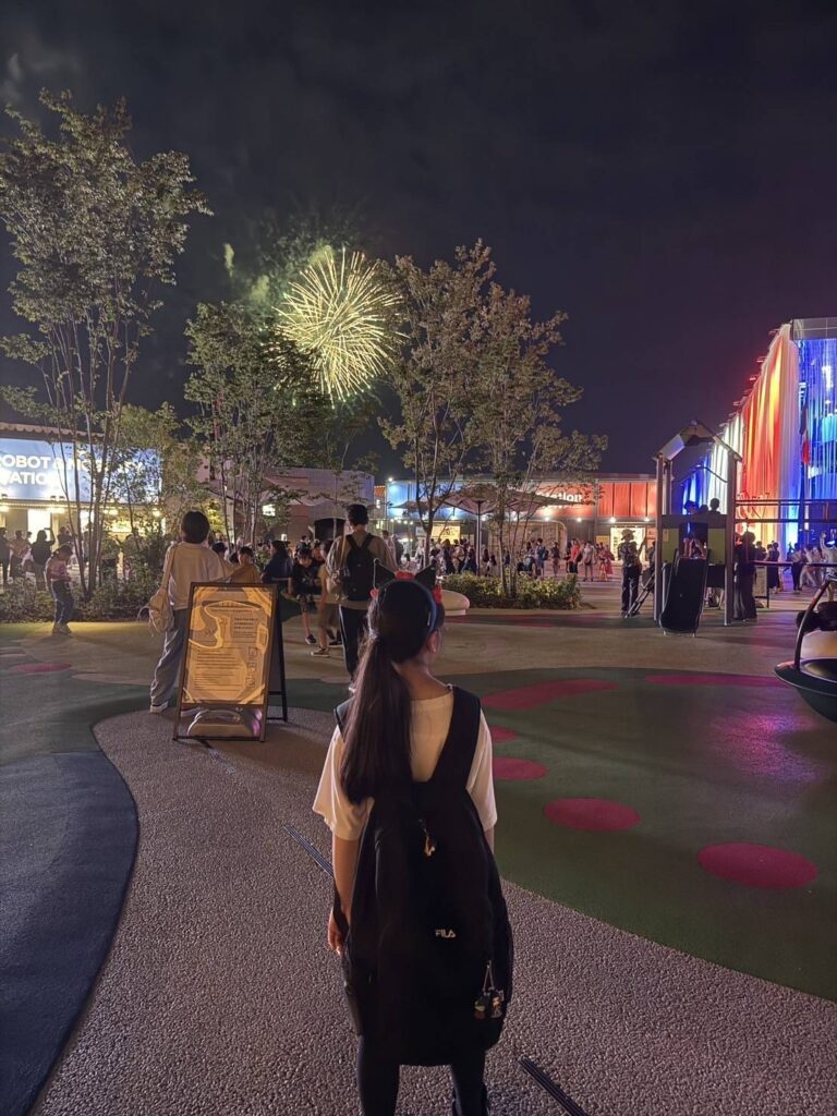 花火を眺める様子（＠monta_monkuraさんより提供）